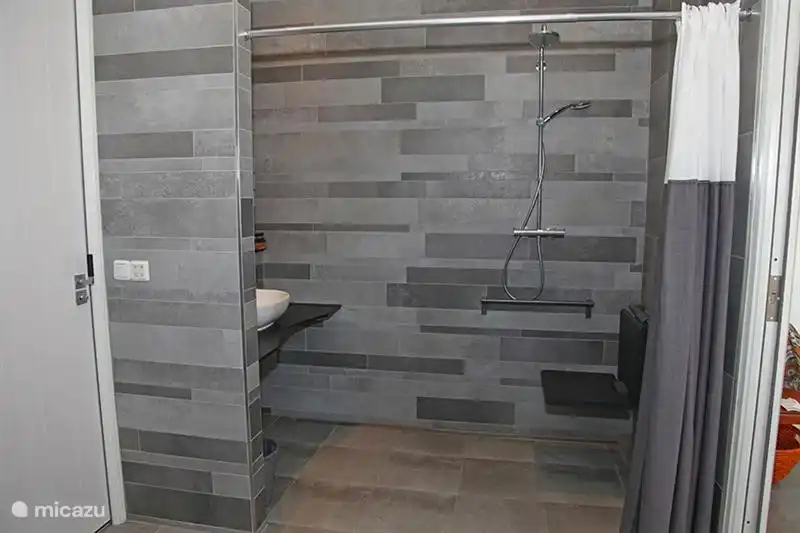 Geräumiges Badezimmer.