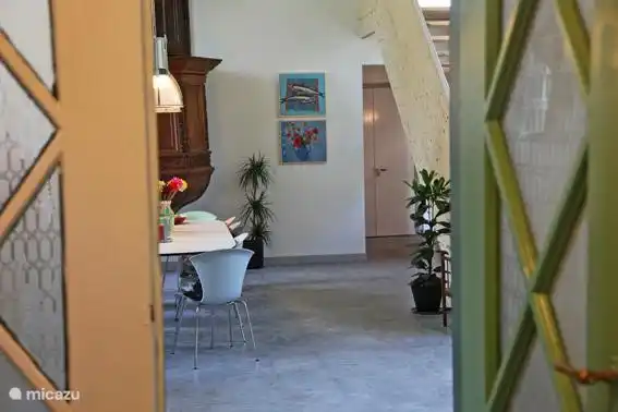 Eine authentische Flur führt in ein modernes Wohnraum.