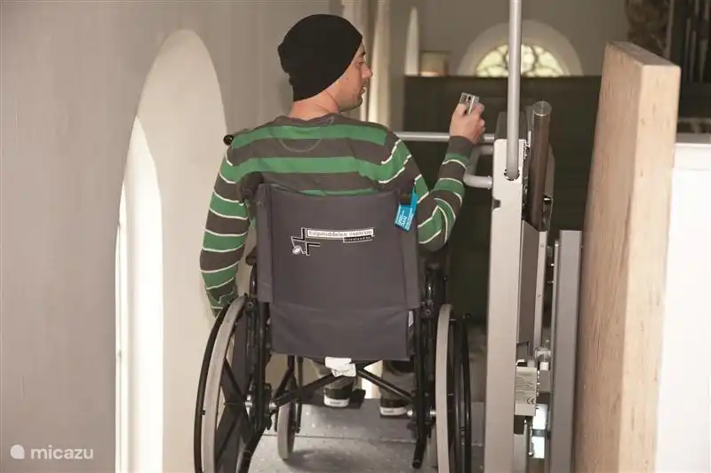 Treppenlift. Dadurch können auch ältere und gehbehinderte Menschen problemlos auf die Terrasse gelangen.