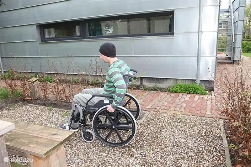 Der große Garten rund um unsere Kirche ist für behinderte Menschen mit Gehhilfe oder Kinderwagen zugänglich gemacht.