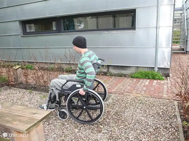 ievers et fryslân | Pays-Bas, Frise, Oosterwierum - maison de vacances Le grand jardin autour de notre église a été rendu accessible aux personnes handicapées munies d'un déambulateur ou d'une poussette.