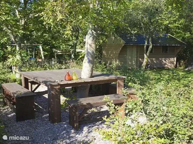ievers et fryslân | Pays-Bas, Frise, Oosterwierum - maison de vacances Une grande table familiale (9m2), sur l'une des jolies terrasses du jardin.