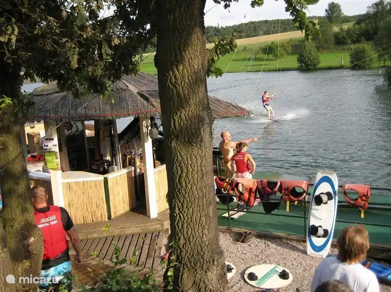 Wasserski auf dem See des Parks