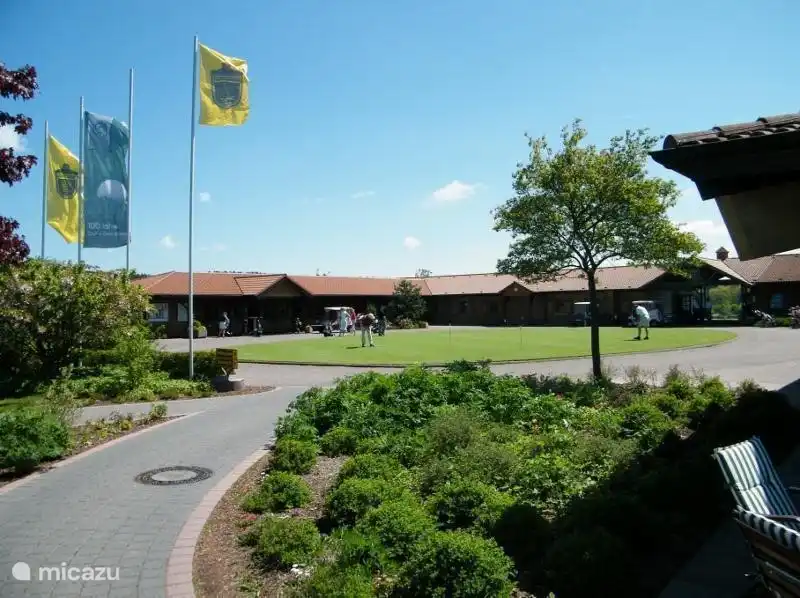 Golf Oberaula. Eine wunderbare Anlage, ein schönes Clubhaus mit einer guten Küche und ein Putting Green vor der Tür