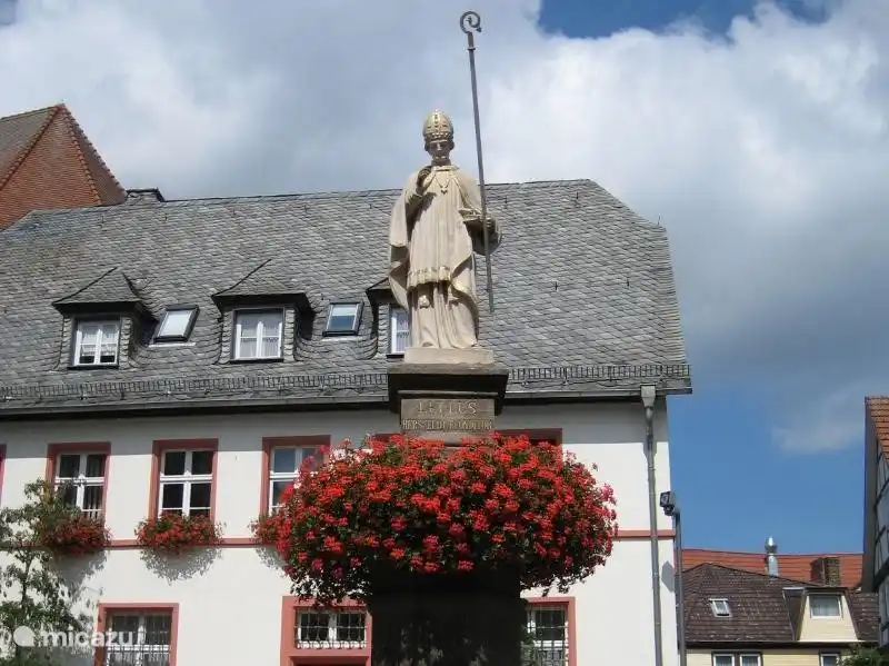 St. Lullus, der Gründer von Bad Hersfeld und Zeitgenosse von St. Boniface der im Jahre 754 in Dokkum ermordet wird in der Krypta der Kathedrale in Fulda begraben ist.