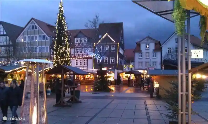 Sobald das Tageslicht schwindet, wird Weihnachtsmarkt beleuchtet