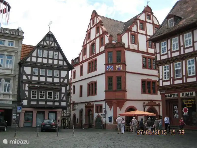 Von den Terrassen hat man einen schönen Überblick über den Markt