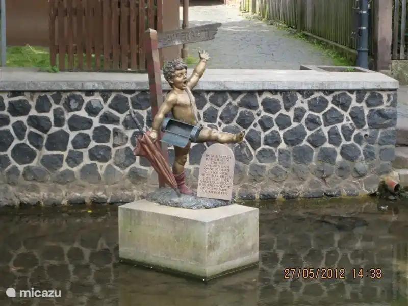 In Lauterbach hab’ ich mein’ Strumpf verlor’n, und ohne Strumpf geh’ ich net heim. So geh’ ich gleich wieder nach Lauterbach hin und hol’ mir mein’ Strumpf an mein Bein. In Lauterbach hab’ ich mein Herz verlor’n, und ohne Herz kann ich net leb’n. So geh’ ich gleich wieder nach Lauterbach hin und lass mir mein Herz wieder geb’n. In Lauterbach hat mir’s gefalle, gefalle, das Städtchen ist st doch eine Zier. Der Graben, die Porttrepp’, der Ankerturm, am liebsten blieb ’ ich immer hier.