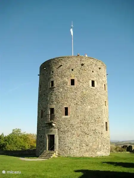 Schloss Homberg lag an der Kreuzung der historischen Handelswege von Fritzlar nach Homberg (Bad) Hersfeld und Langen. Wenn Sie an der Spitze des Turms sind brauchen Sie Phantasie, um zu sehen, dass diese Festung von großer strategischer Bedeutung war. 