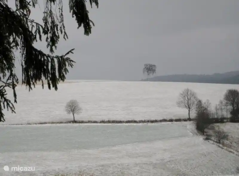 Wunderschön, all die weißen Aussichten! Der Ausblick über die Felder bei unserem Dorf.