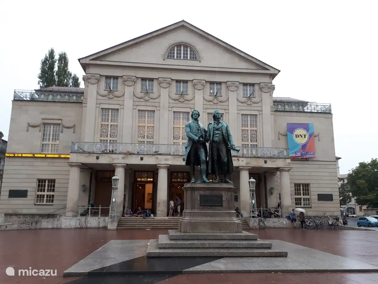 Weimar Gegenüber dem Bauhaus-Museum schauen Goethe und Bach anerkennend zu.