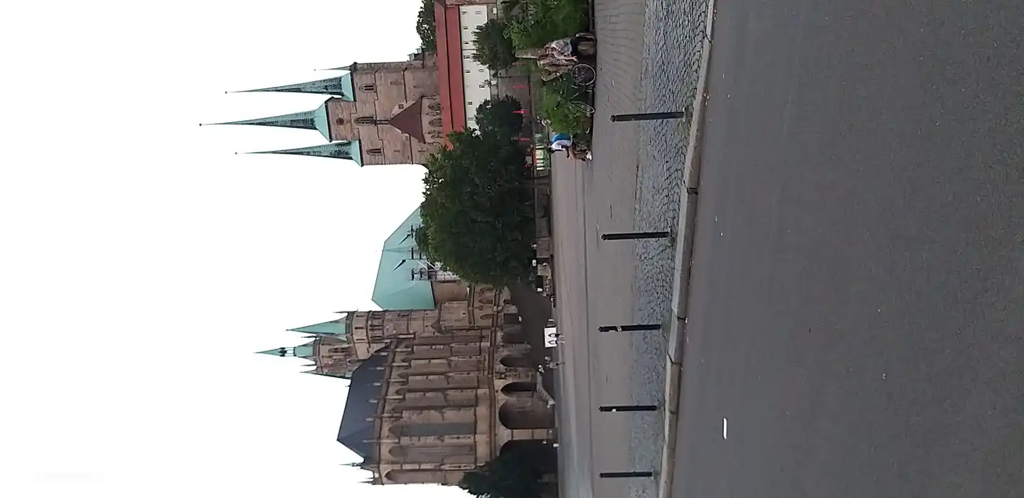 Bei einem Besuch in Erfurt lohnt sich ein Besuch des Doms mehr als. Eine niederländische Beschreibung aller besonderen Kunstwerke, die im Dom zu bewundern sind, kann am Eingang ausgeliehen werden.