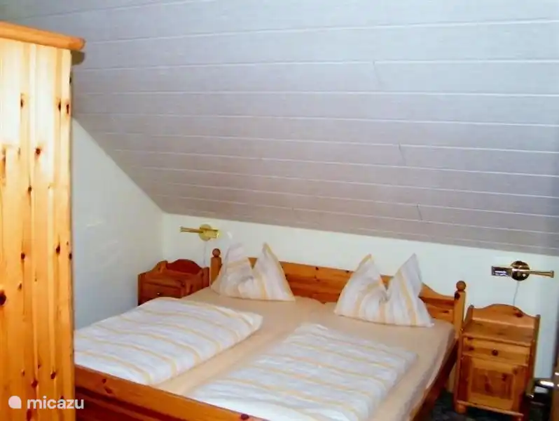 Wir haben 3 Doppelzimmer. Eins im Erdgeschoss. Die Doppelzimmer im Obergeschoss haben ein eigenes Waschbecken mit Spiegel.
Eines der beiden hat eine Tür zum Balkon.