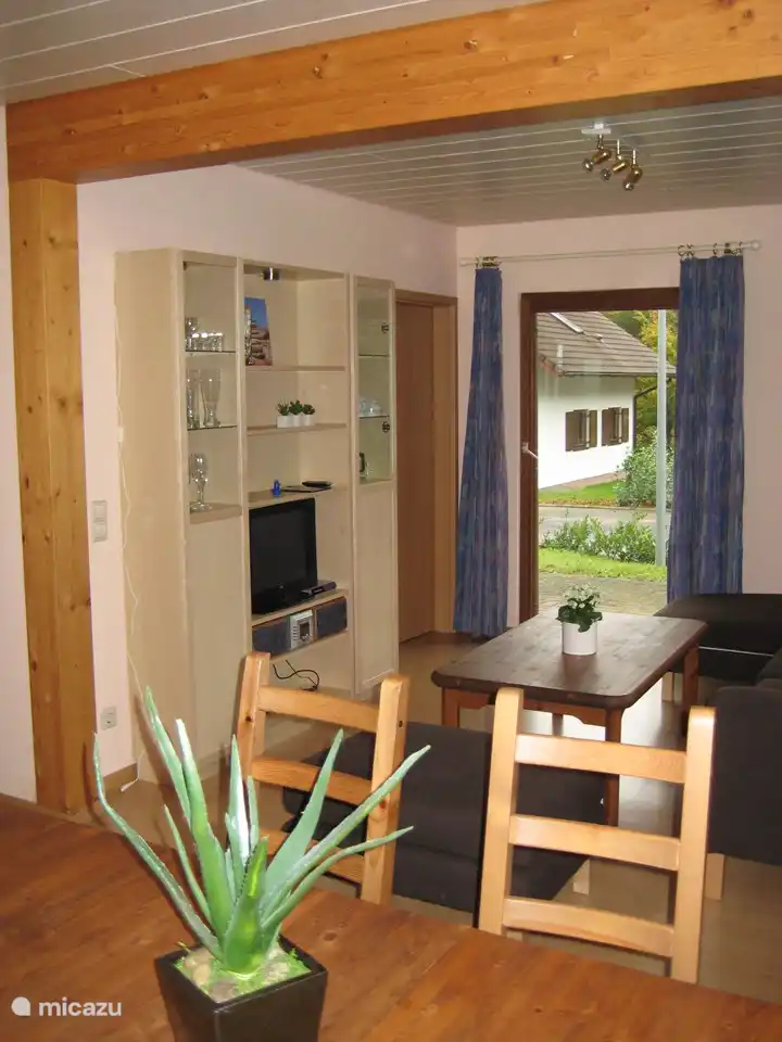 Sitzecke mit Fernseher und Fernseher im Hängeschrank 
Radio-CD-Player. Über Canal DIgital empfangen wir fast alle niederländischen Sender.