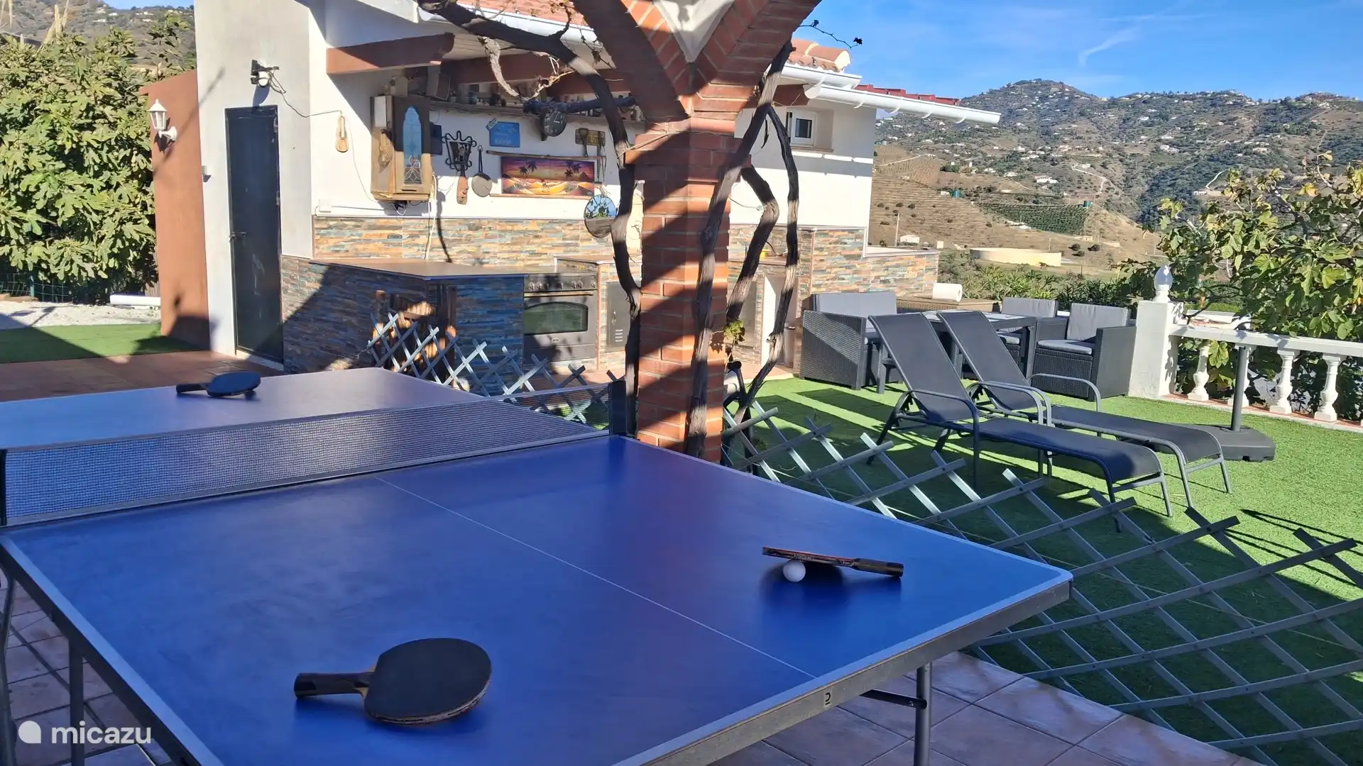 Tafeltennis in de tuin en dan afkoelen in het zwembad