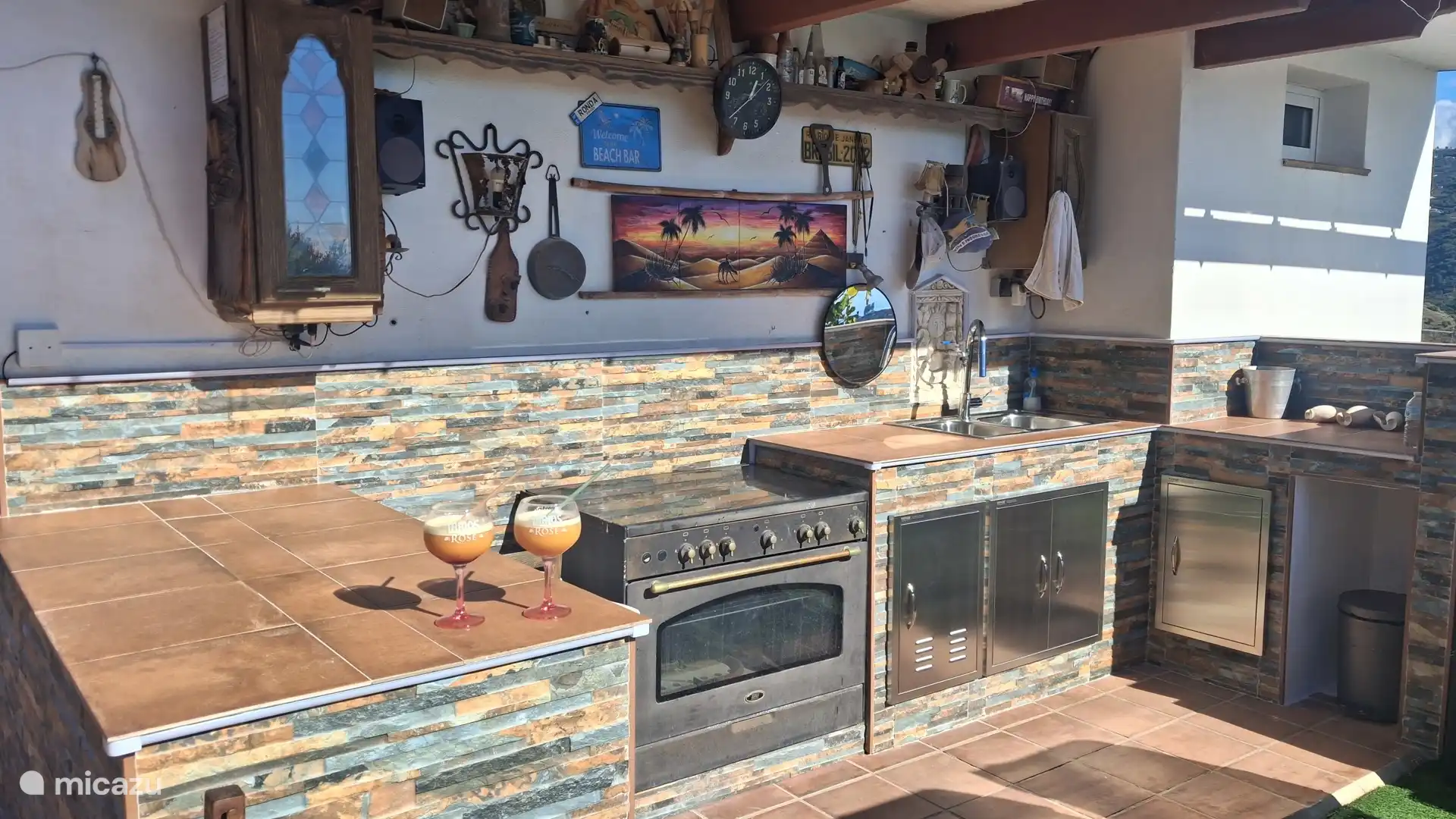 Lekker buiten koken terwijl de kinderen aan het spelen zijn