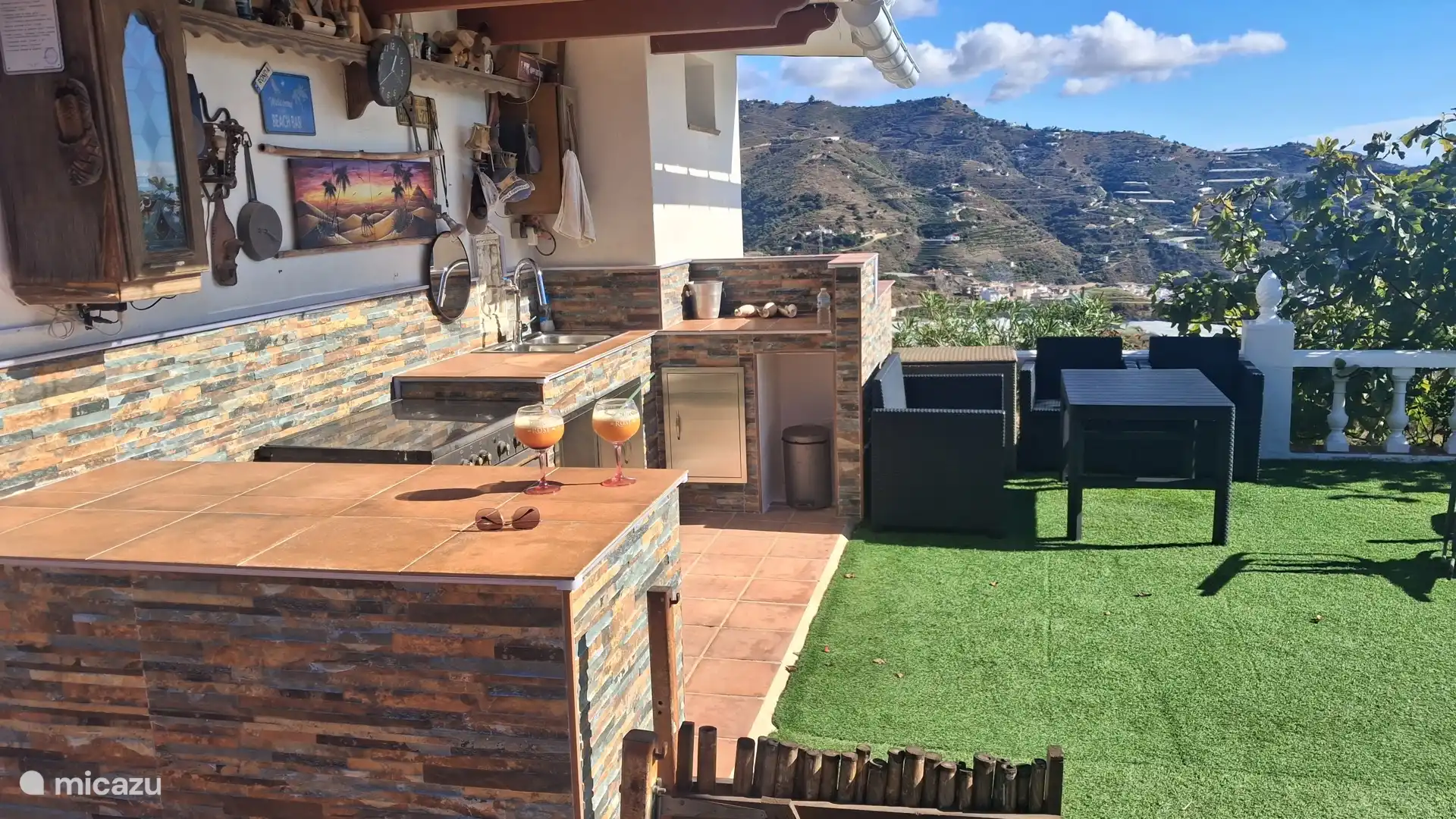 Gerenoveerde buitenkeuken met groot gasfornuis en koelkastje