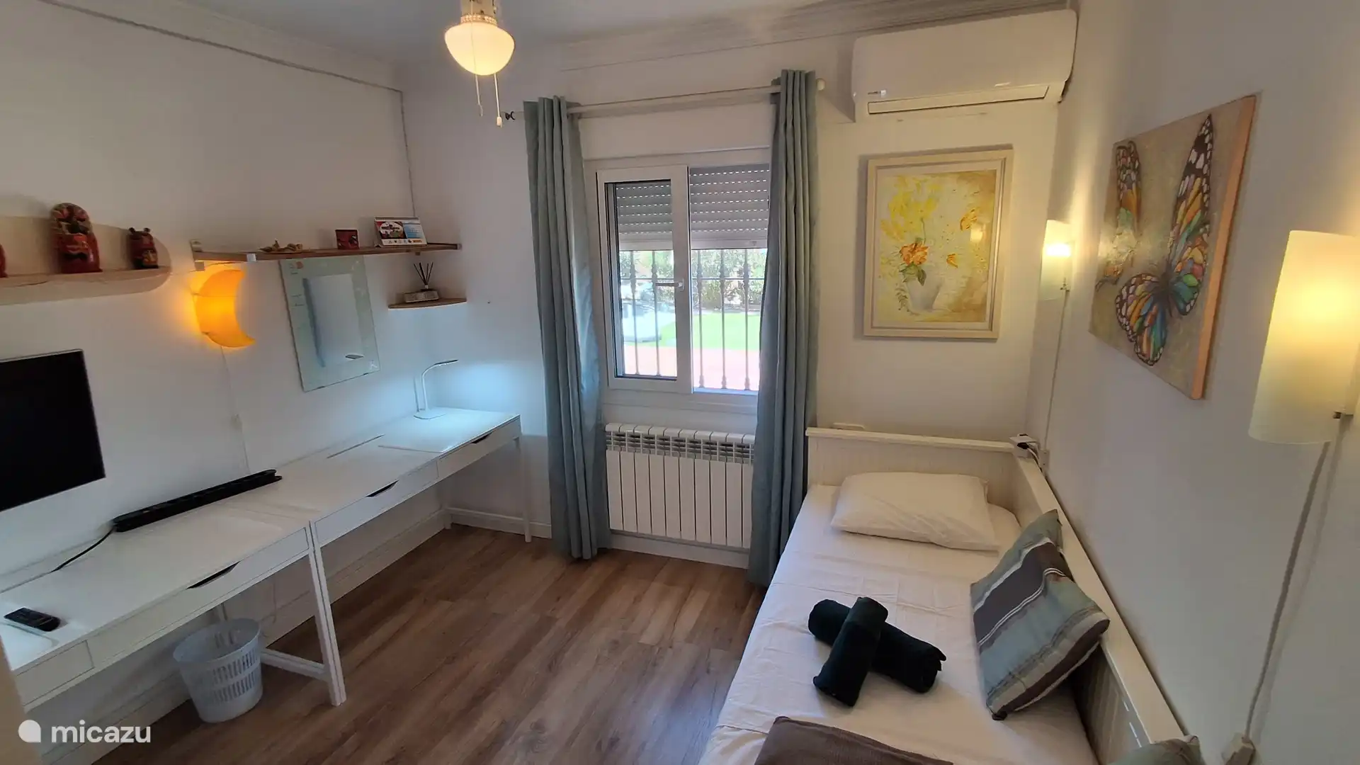 Slaapkamer 3 met uitschuifbaar bed en televisie