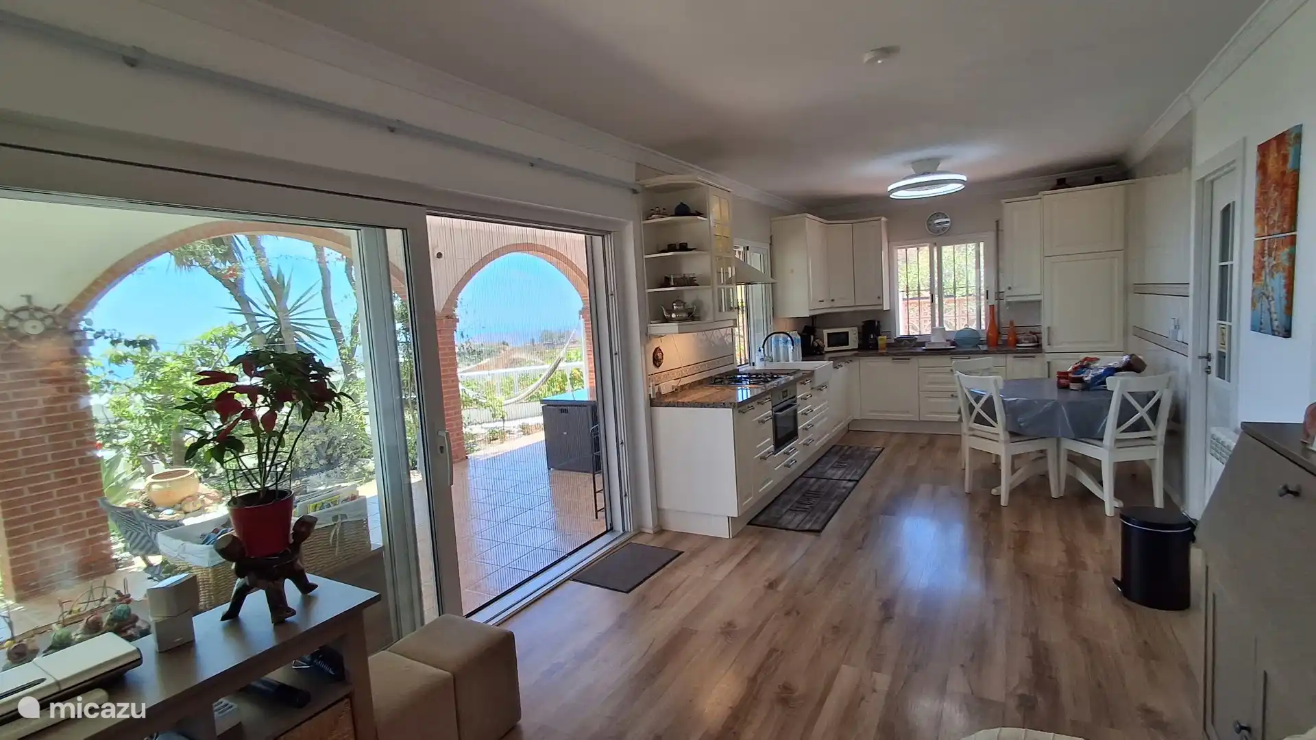 Genieten zowel binnen als buiten de villa.