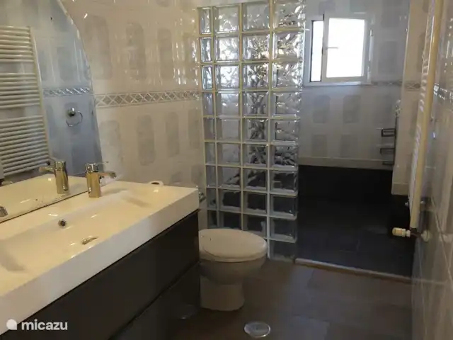 Vitoria Vue mer, piscine et aire de jeux | Espagne, Andalousie, Algarrobo - villa Salle de bain spacieuse avec panneau de douche bien-être et double vasque