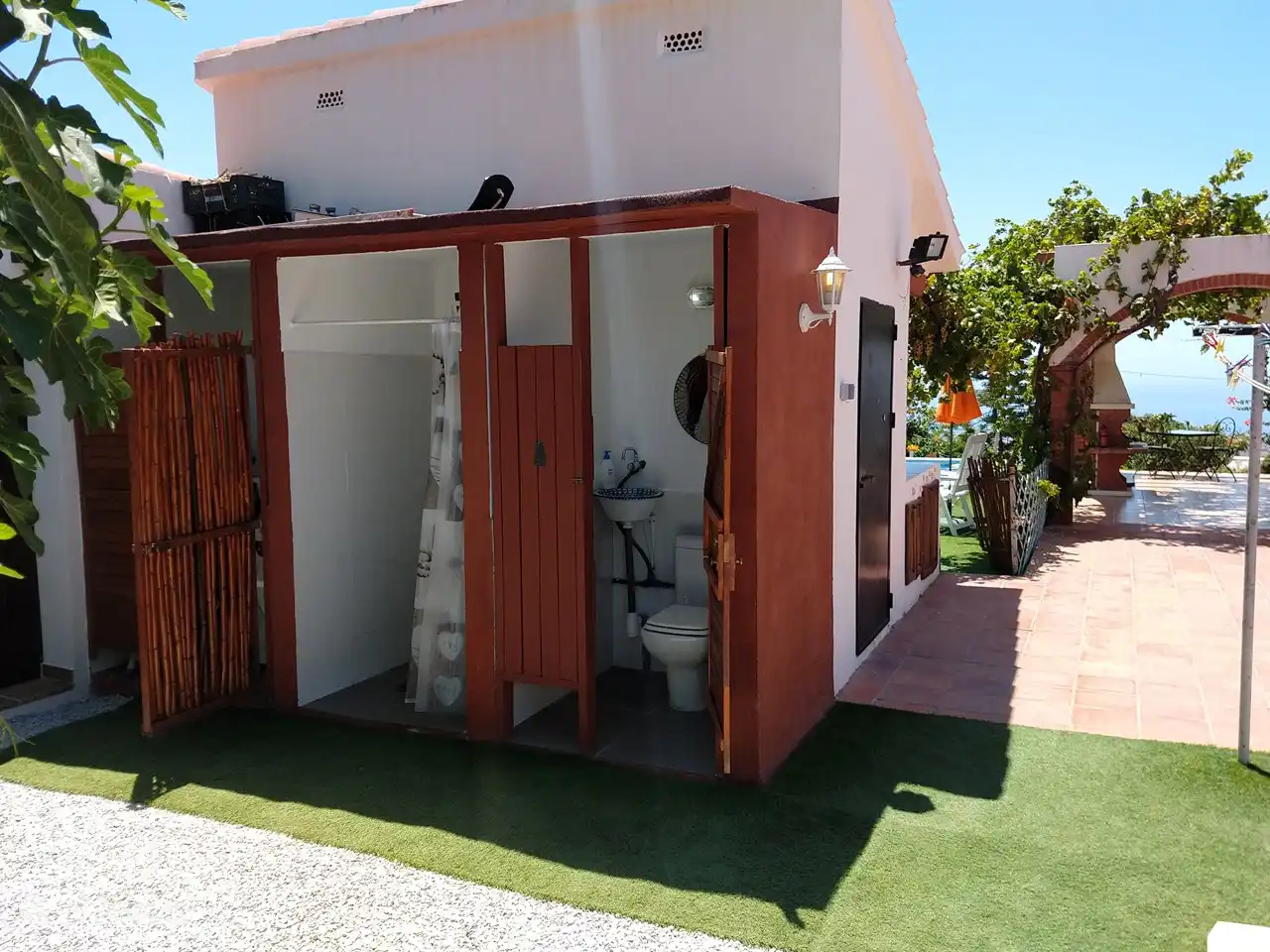 Buitensanitair: toilet, douche en wasmachine ruimte