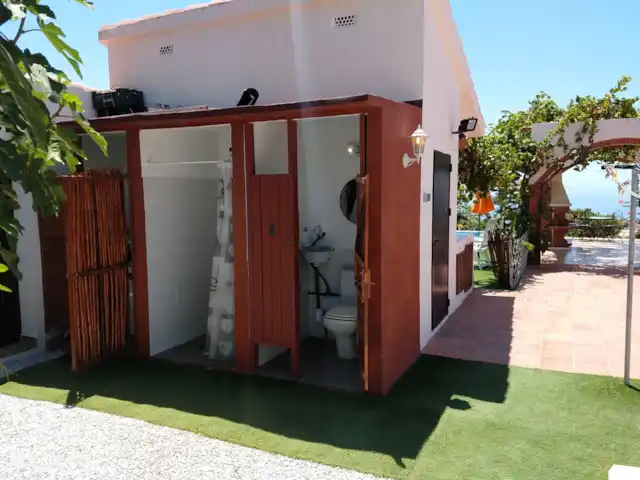 Vitoria Vue mer, piscine et aire de jeux | Espagne, Andalousie, Algarrobo - villa Sanitaire extérieur : WC, douche et local machine à laver