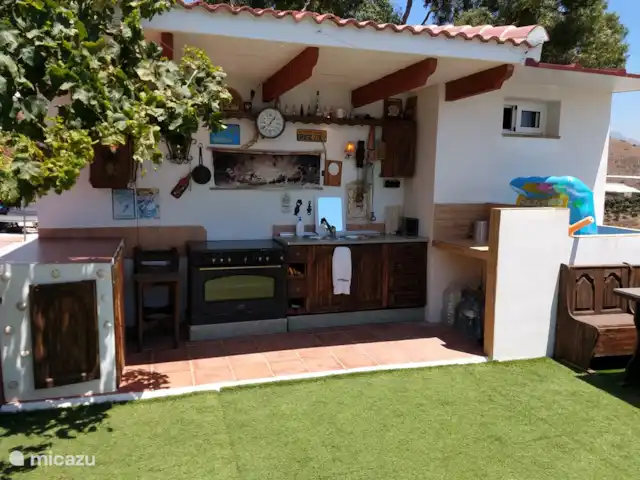 Vitoria Vue mer, piscine et aire de jeux | Espagne, Andalousie, Algarrobo - villa Cuisine extérieure avec cuisinière à gaz, mini réfrigérateur et évier