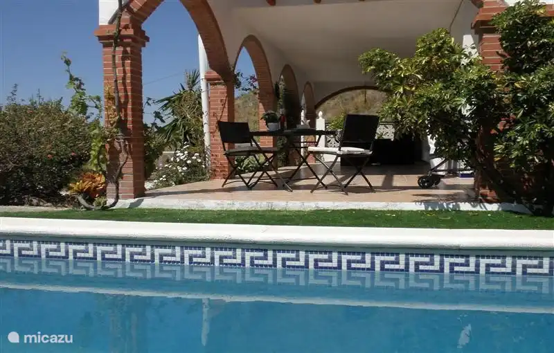 Vanuit het zwembad met zicht op veranda