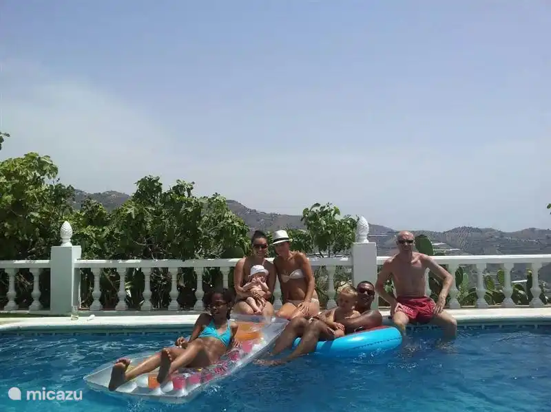 De huurders (groot en klein) vermaken zich prima in het zwembad