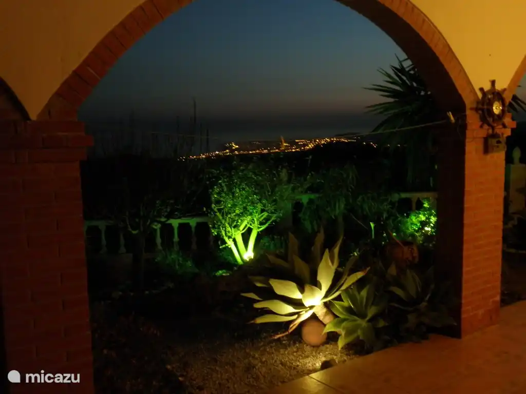 Genieten op de veranda van de zwoele avonden met uitzicht op o.a. de verlichte badplaats Torre Del Mar.