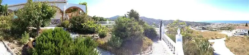 Overzicht van het landgoed met uitzicht. 
Klik op de foto voor panoramazicht.