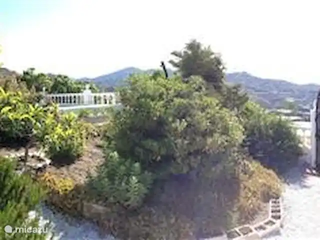 Vitoria Vue mer, piscine et aire de jeux | Espagne, Andalousie, Algarrobo - villa Vue d'ensemble du domaine avec vue. Cliquez sur la photo pour une vue panoramique.