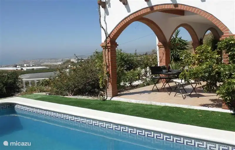 Panoramisch zeezicht vanuit zwembad