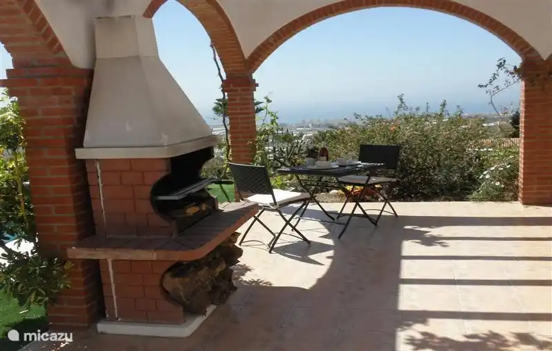 Barbecue op veranda, met panoramisch zee en bergzicht