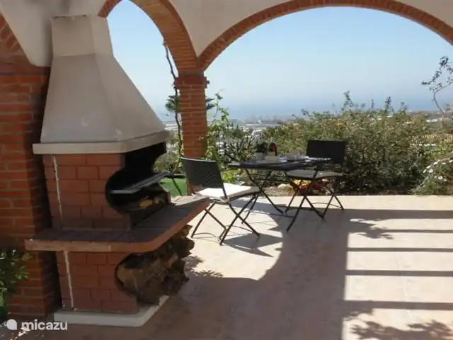 Vitoria Vue mer, piscine et aire de jeux | Espagne, Andalousie, Algarrobo - villa Barbecue sur véranda, avec vue panoramique mer et montagne