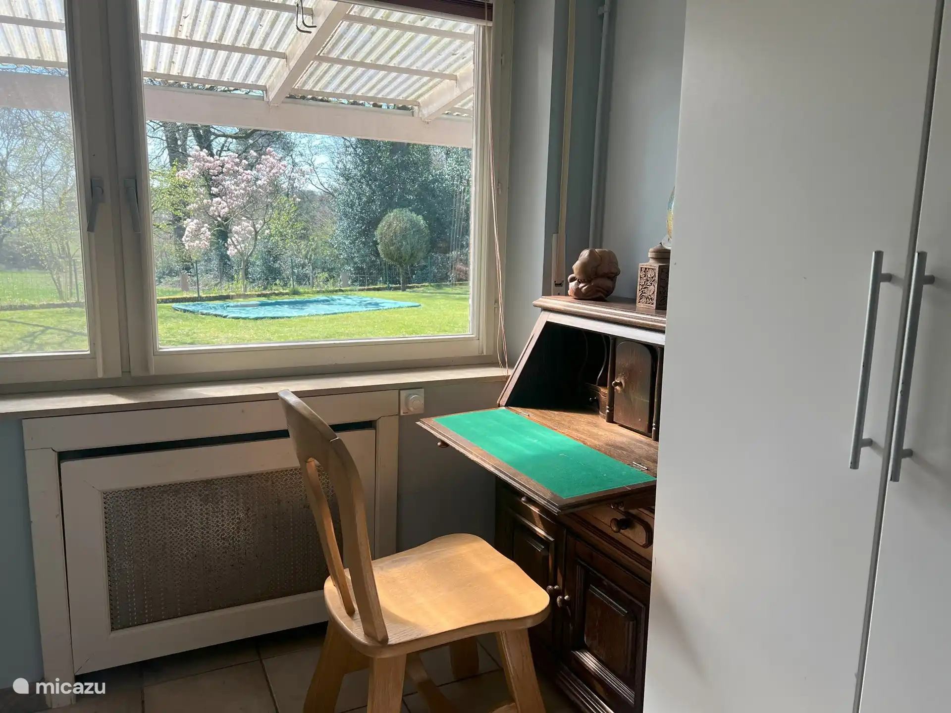 Lieu de travail dans la chambre 1