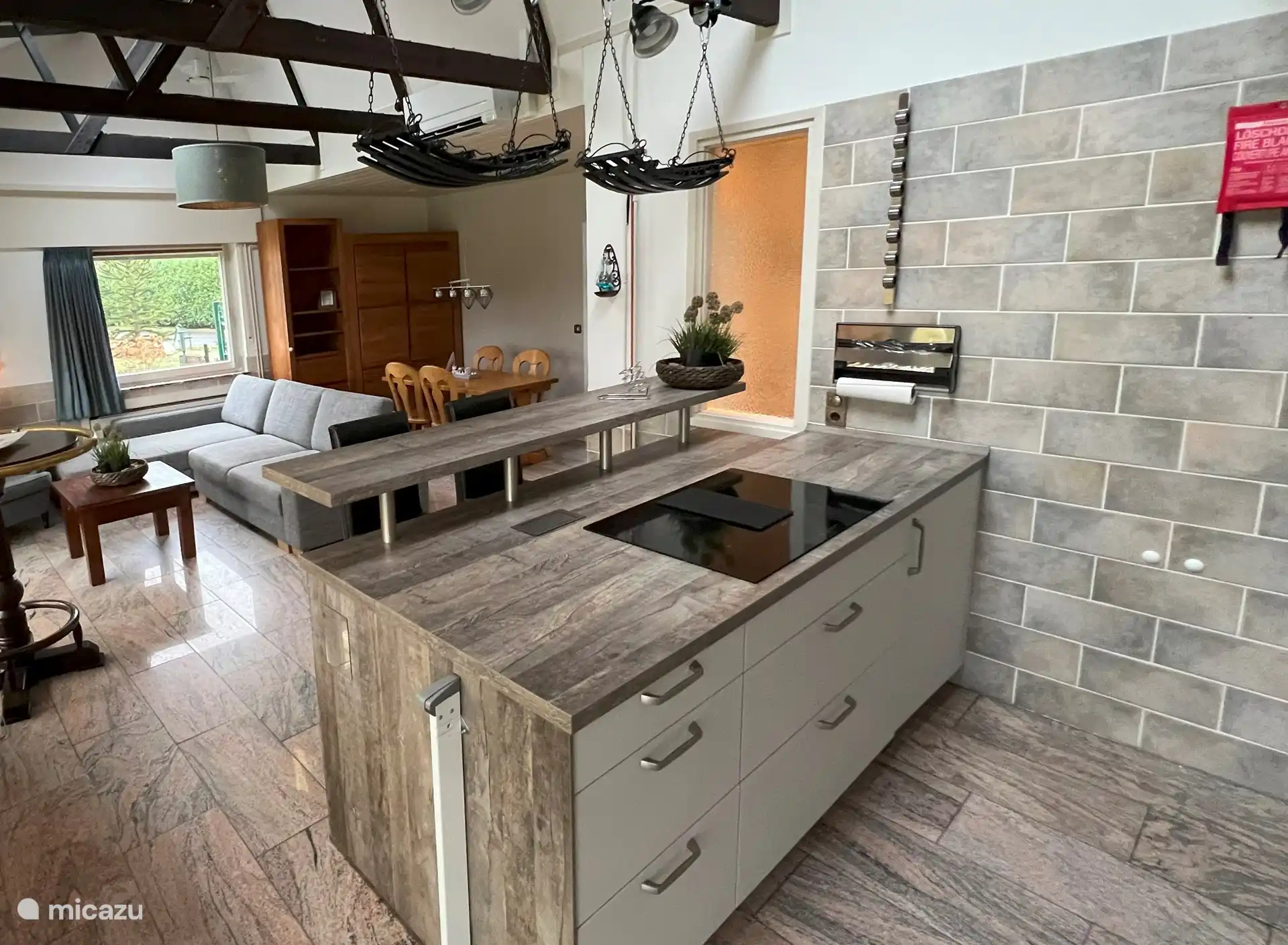 Cuisine avec plaque vitrocéramique