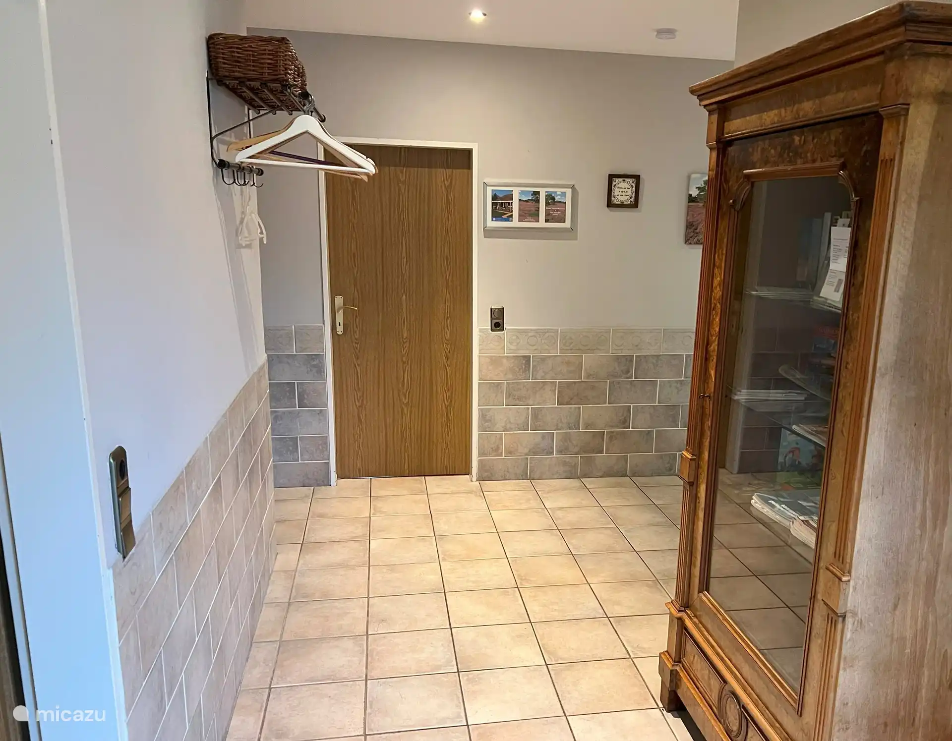 Entrée avec armoire et cabinet d’information