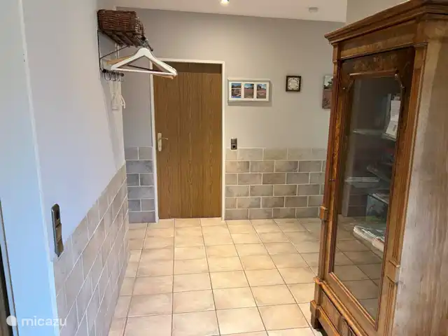 vakantiehuis huren in Duitsland, Nedersaksen, Itterbeck – Beltvilla 'Haus an der Heide' Entree met gardarobe en informatiekast