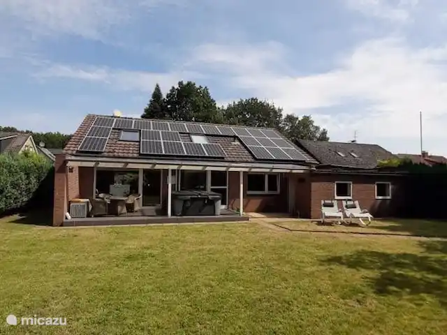 vakantiehuis huren in Duitsland, Nedersaksen, Itterbeck – Beltvilla 'Haus an der Heide' Achtertuin, veranda op het zuiden.