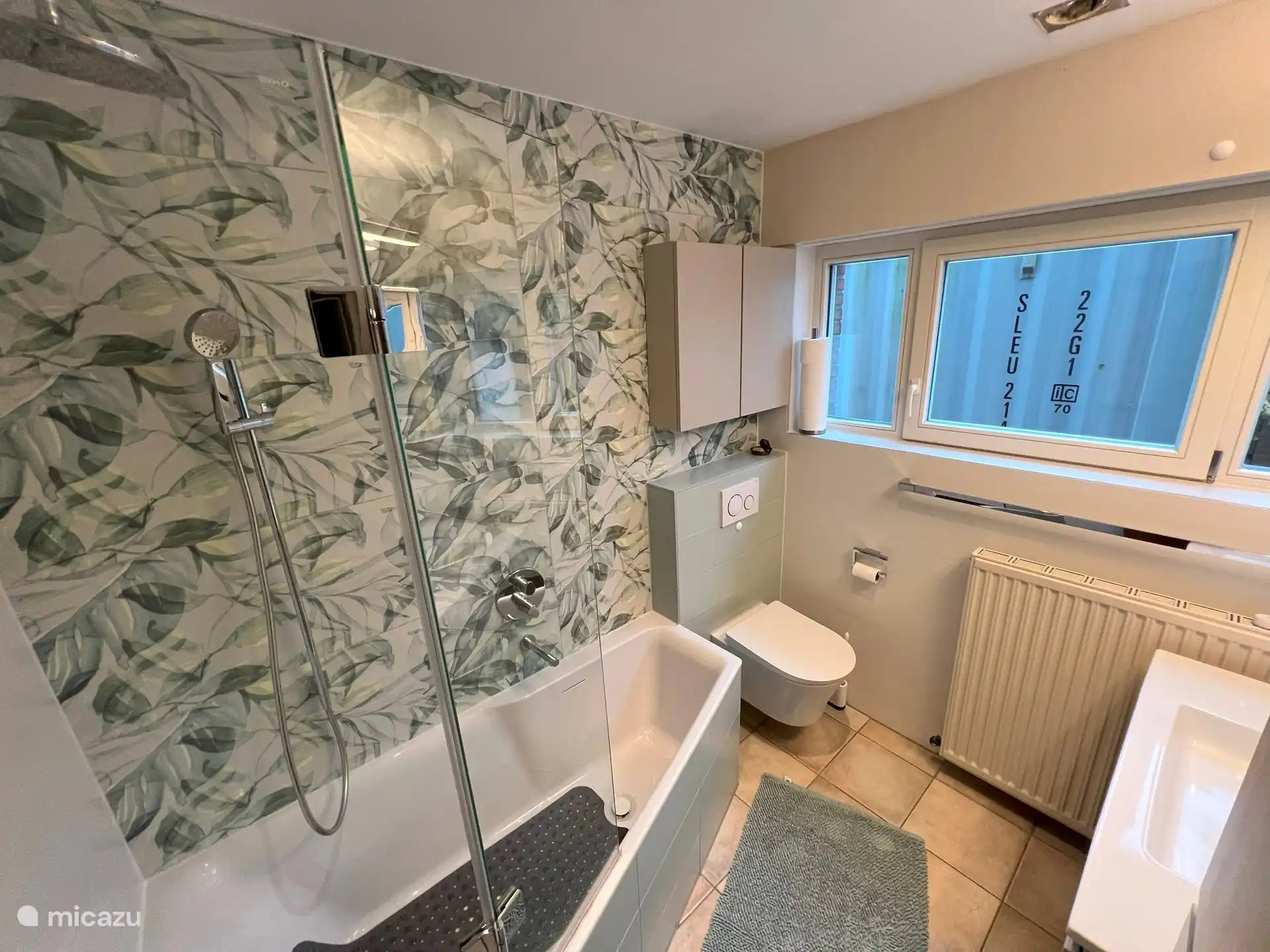 Salle de bain avec baignoire