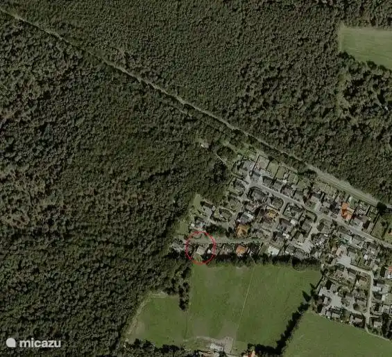 La maison de vacances est située à 25 mètres des bois.