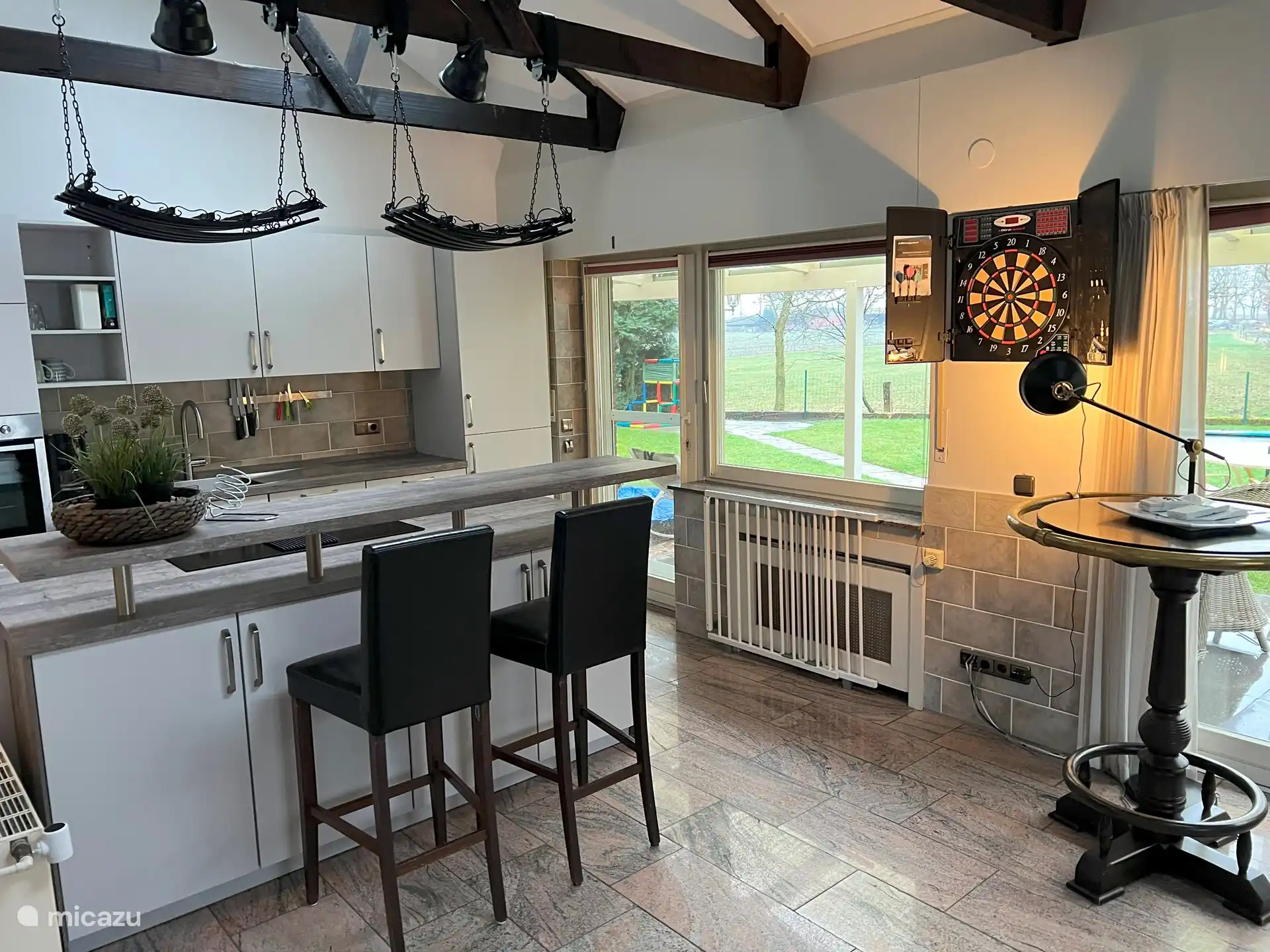 Îlot de cuisine avec jeu de fléchettes