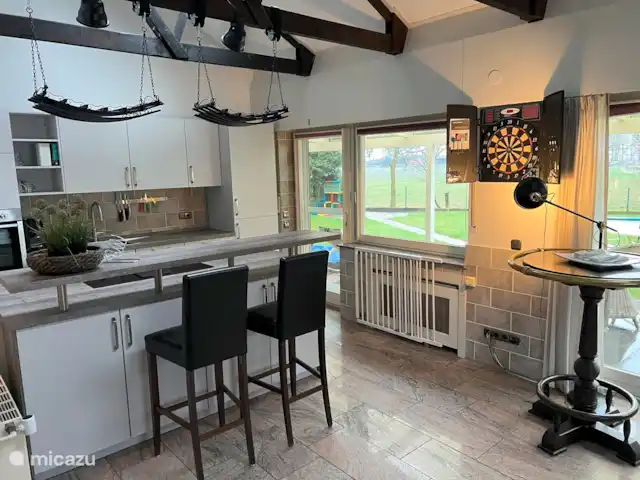 vakantiehuis huren in Duitsland, Nedersaksen, Itterbeck – Beltvilla 'Haus an der Heide' Keukeneiland met dartsbord