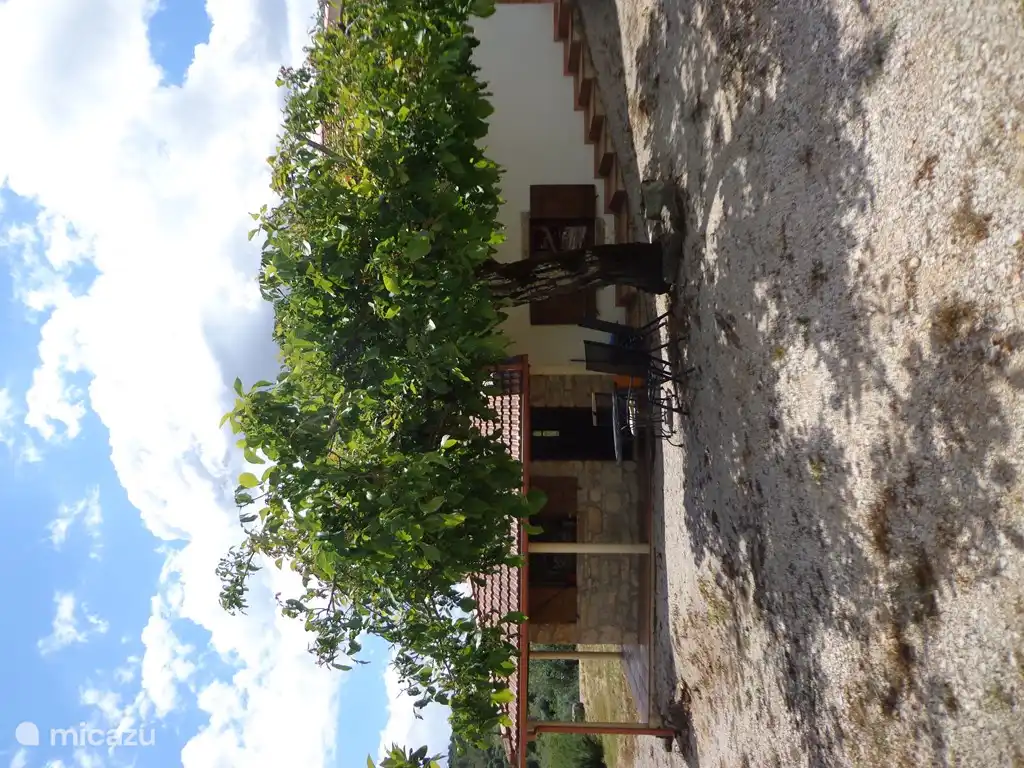 Eingang und Durchgang zum Obergeschoss.