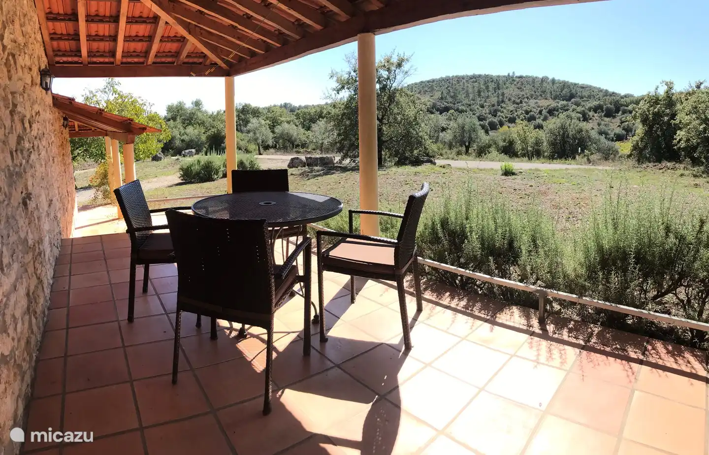 Überdachte Terrasse mit Blick auf die umliegenden Hügel für wunderschöne Sonnenuntergänge.