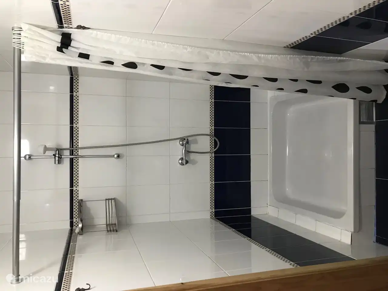 Badezimmer im Erdgeschoss. Hier finden Sie das Waschbecken nicht im Badezimmer sondern separat im Schlafzimmer.