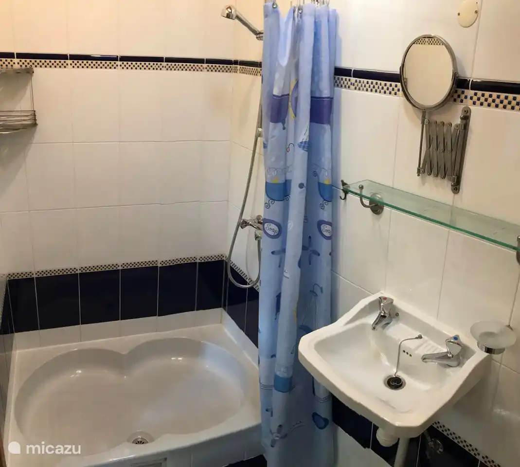 Badezimmer im 1. Stock.