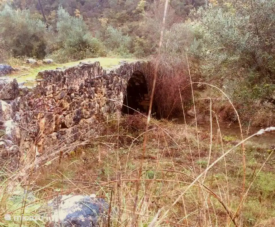 Römische Brücke in der Umgebung. Ein schöner Spaziergang durch die Hügel nördlich des Ferienhauses.
