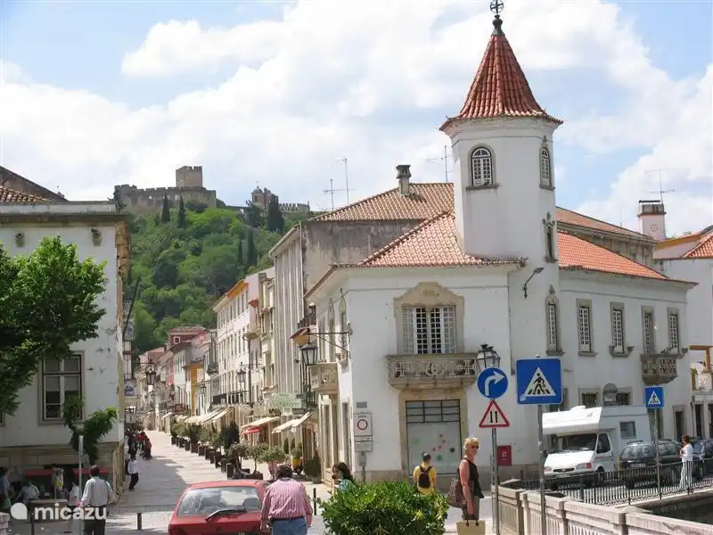 Tomar, die historische Stadt in der Region, mit einer schönen Altstadt und dem historischen Templerkloster Convento Cristo auf dem Hügel.
